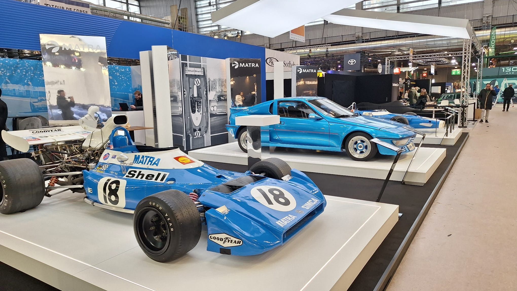 Visiteurs passionnés sur le stand Matra Rétromobile