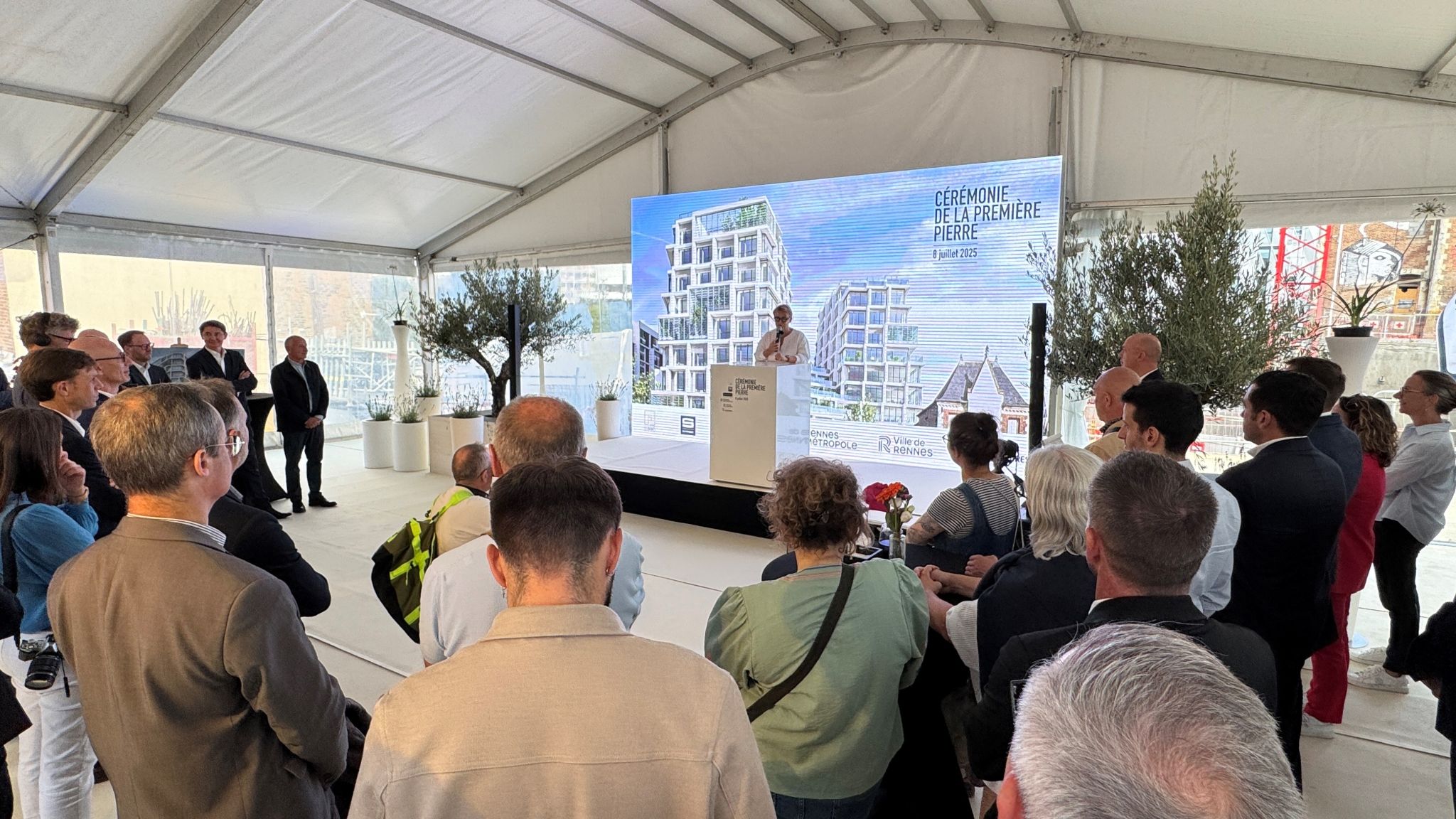 Ambiance cérémonie officielle pose première pierre Rennes