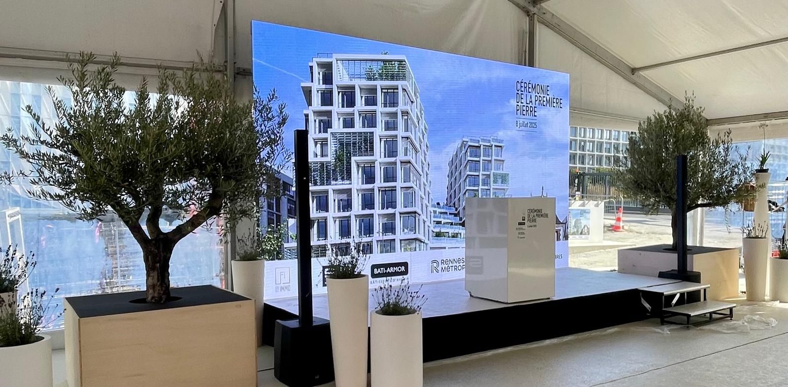 Détail truelle première pierre