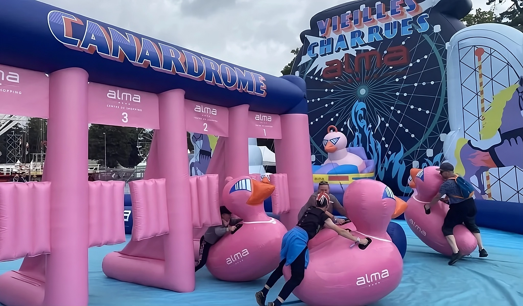 Scénographie centre commercial Rennes décor immersif Vieilles Charrues 2023 au Centre Alma