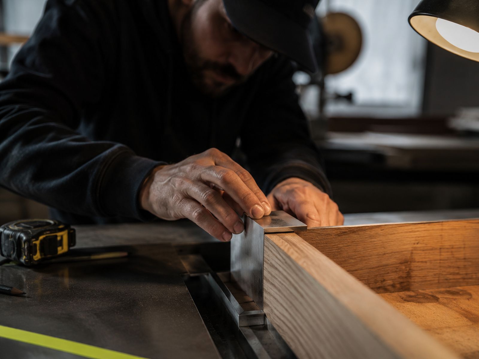 Atelier de scénographie : geste artisanal sur un élément de stand sur mesure