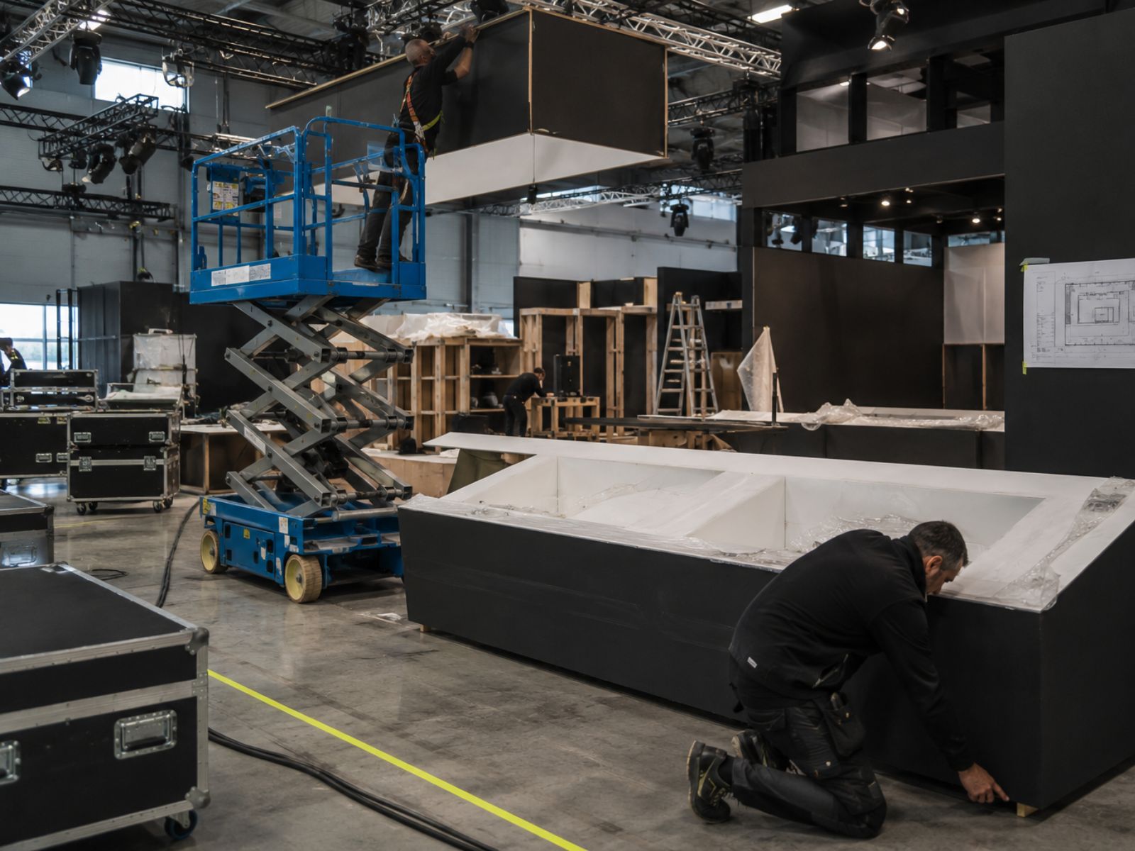 Montage et installation d'une scénographie événementielle par l'équipe Scénographie France