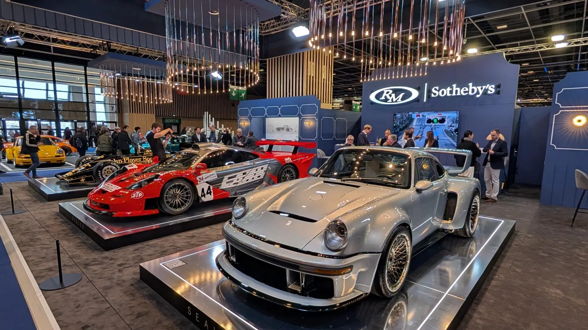 Scénographie automobile sur un stand à Rétromobile