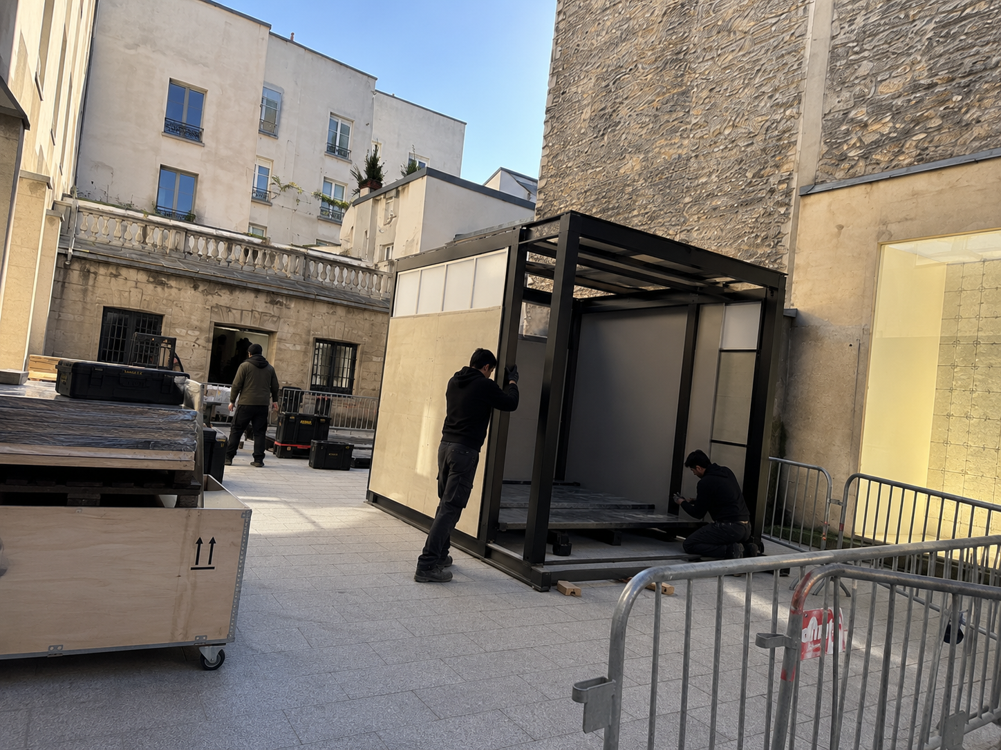 Construction et montage d'une scénographie extérieure autonome dans une cour parisienne